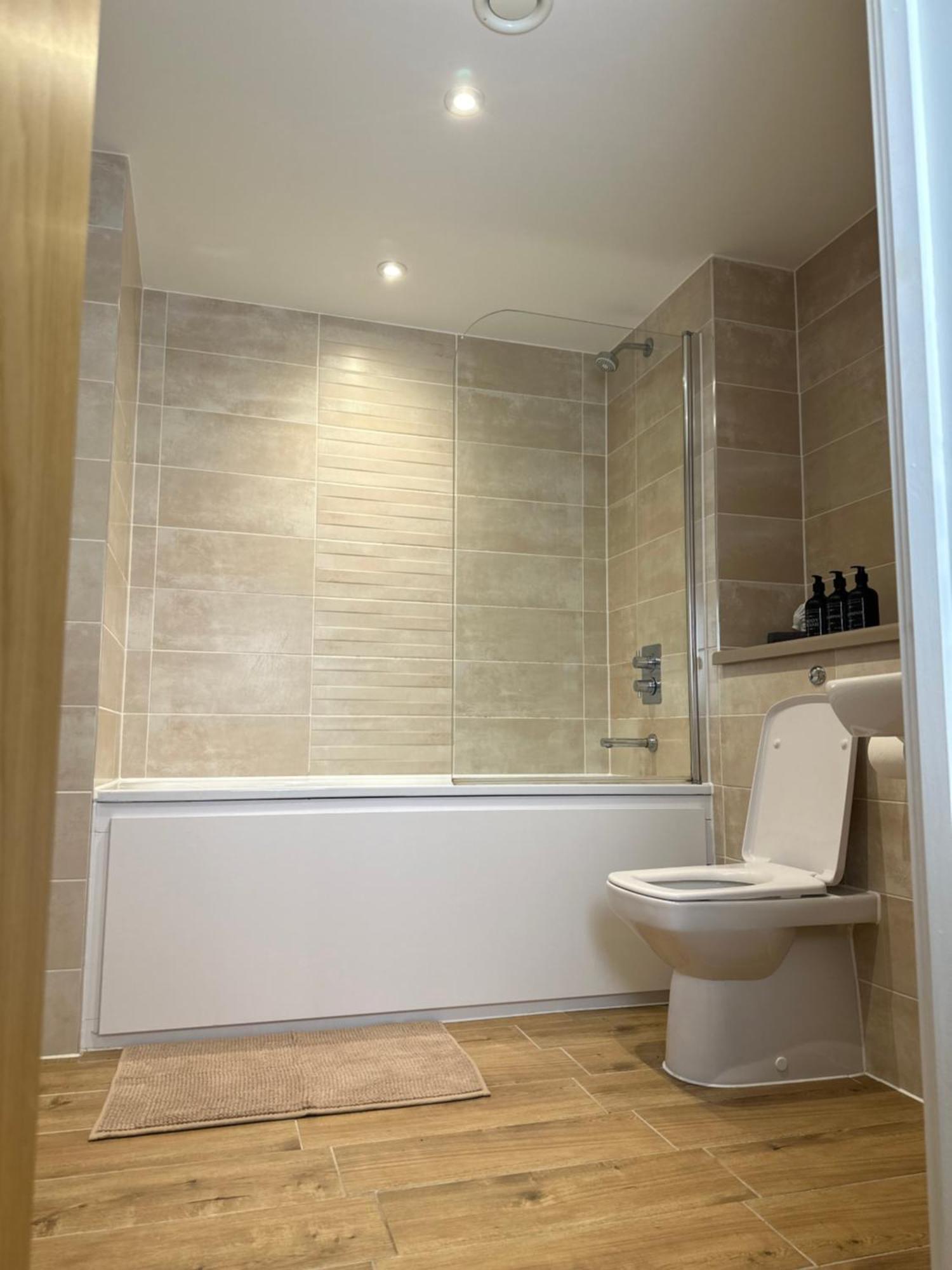 Luxury 2-bed High-rise In With Parking Appartement *