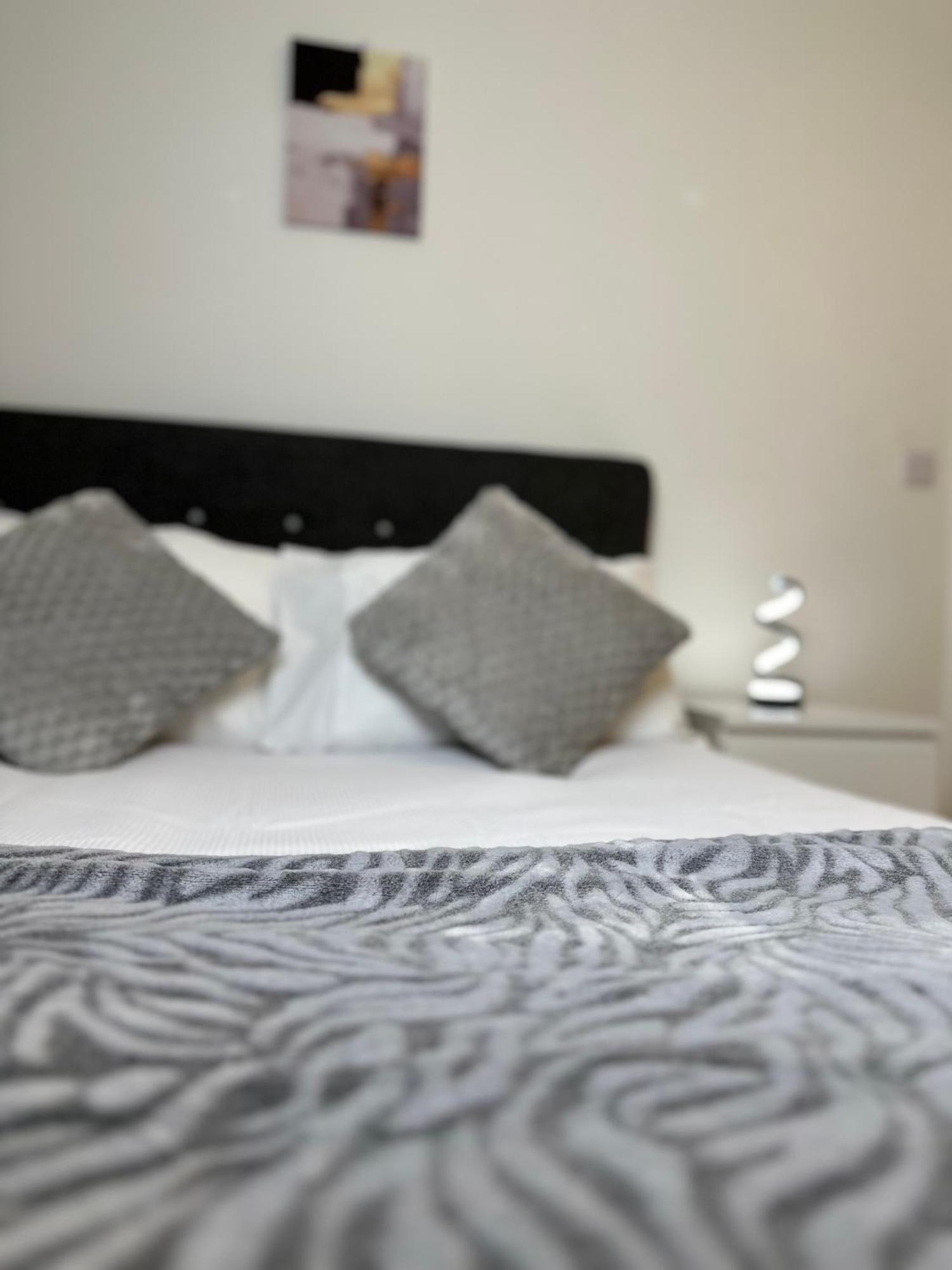 Luxury 2-bed High-rise In With Parking Appartement *