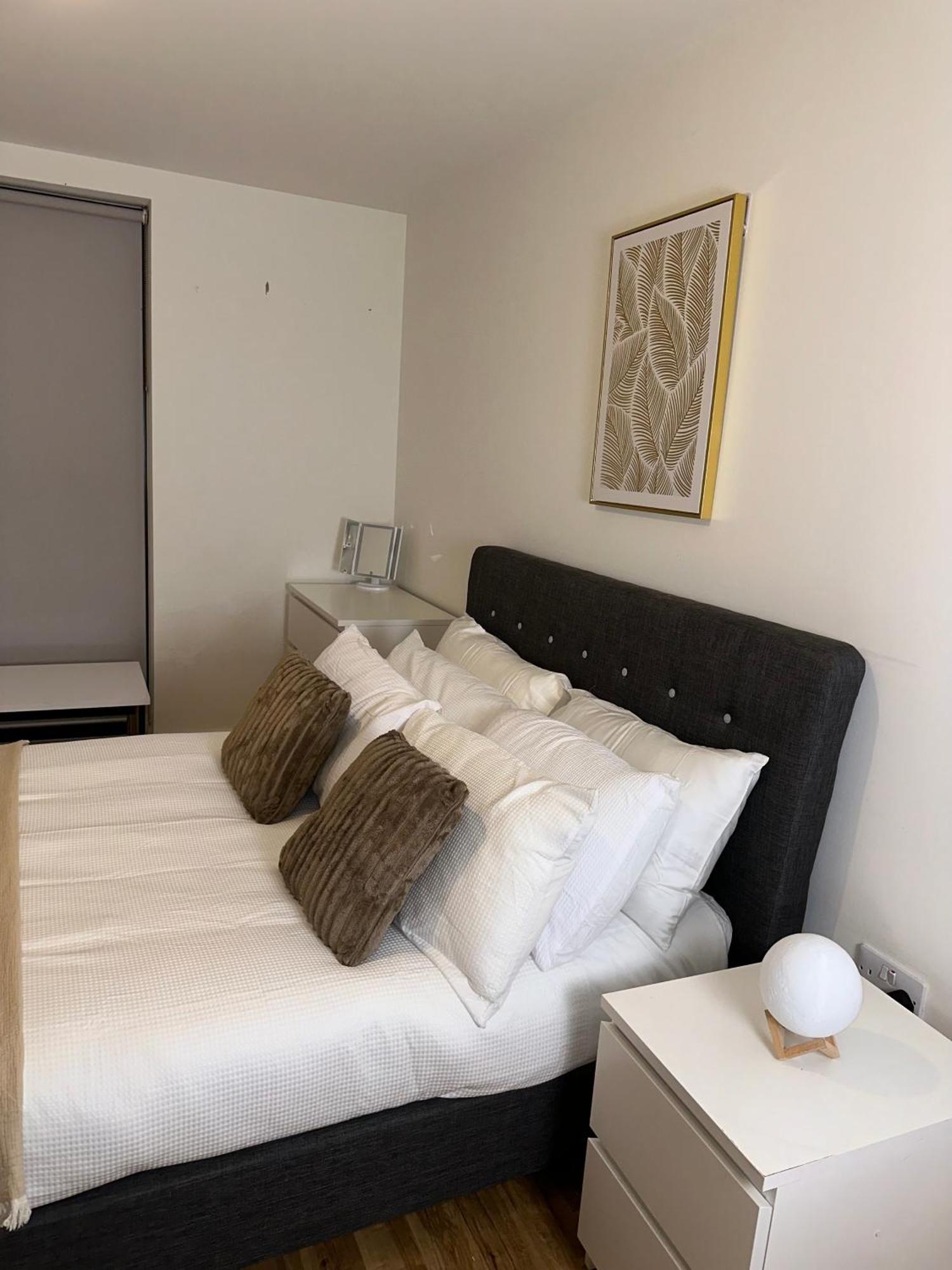 Appartement Luxury 2-bed High-rise In With Parking