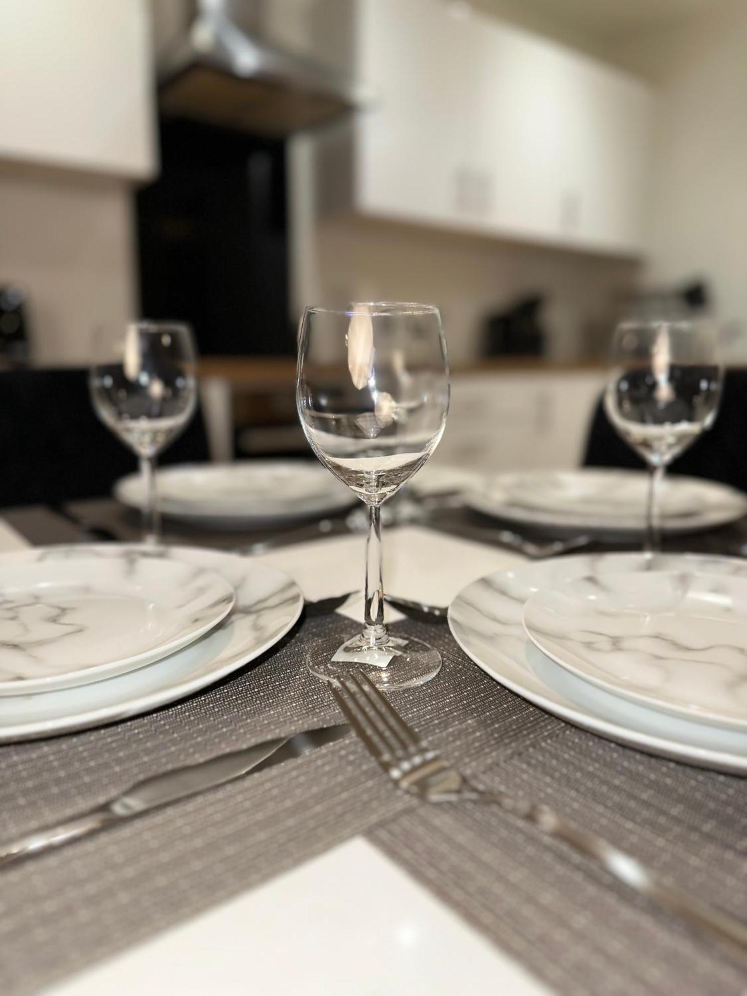 Appartement Luxury 2-bed High-rise In With Parking