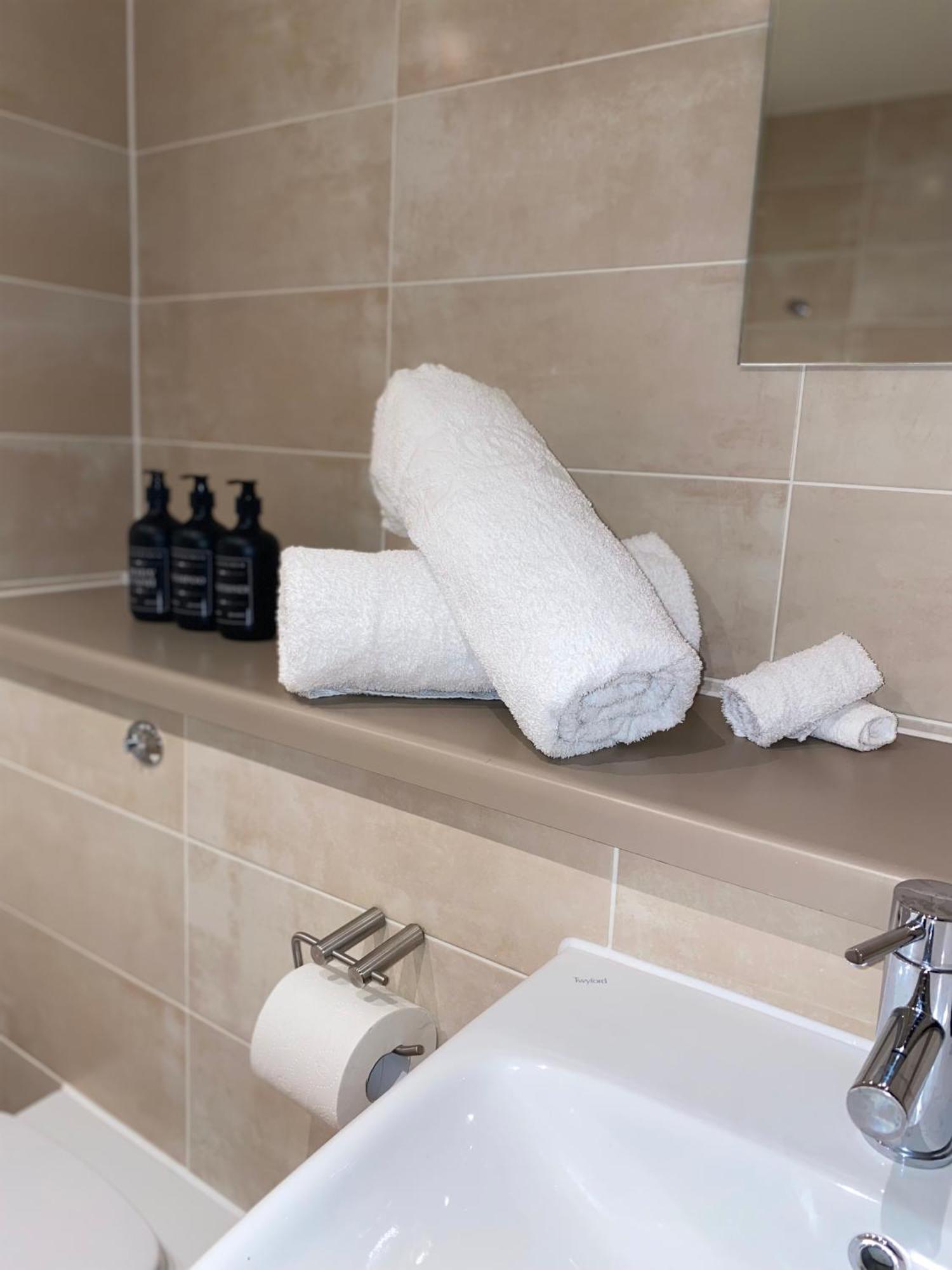 Appartement Luxury 2-bed High-rise In With Parking *