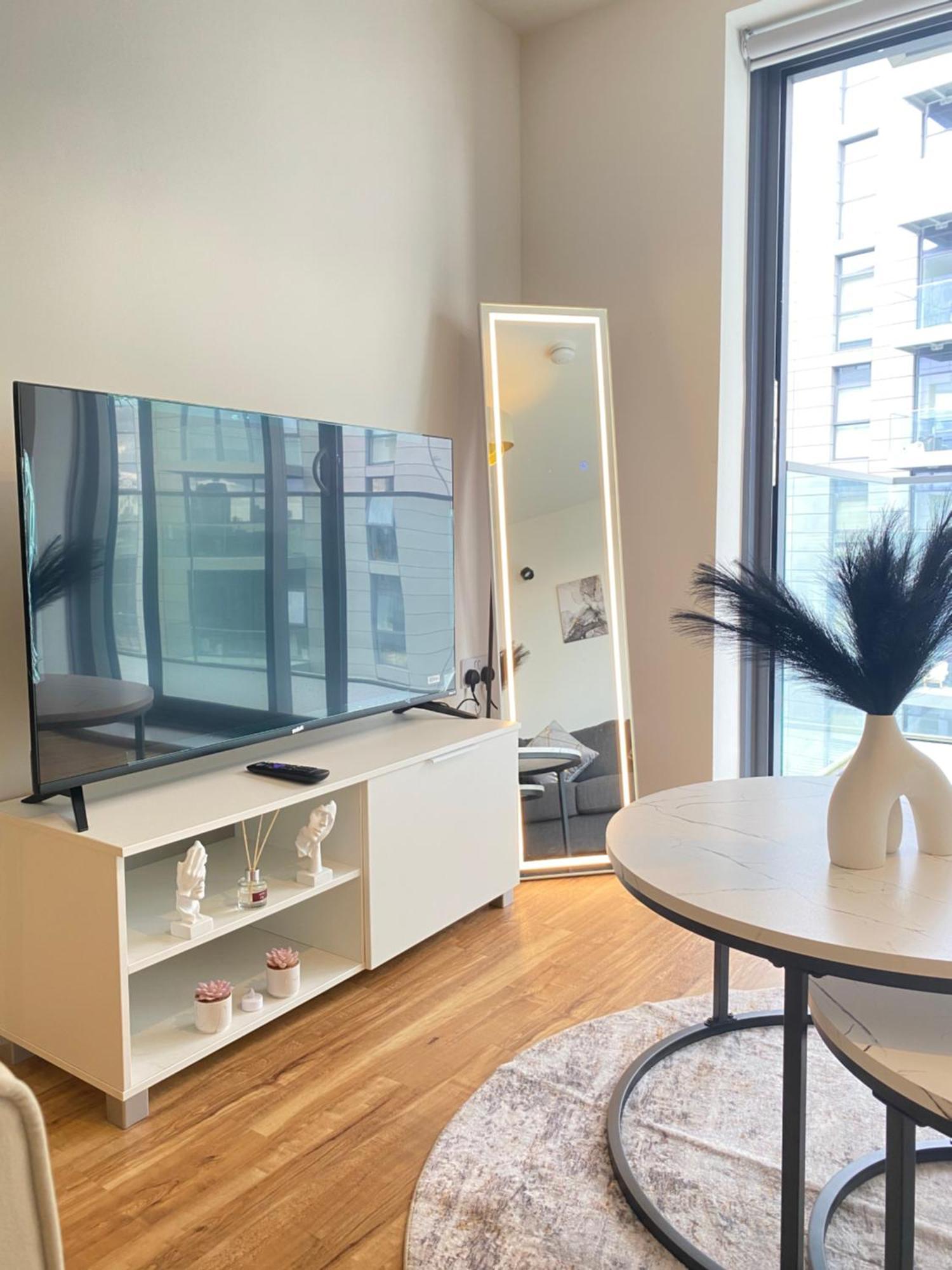 Luxury 2-bed High-rise In With Parking Appartement